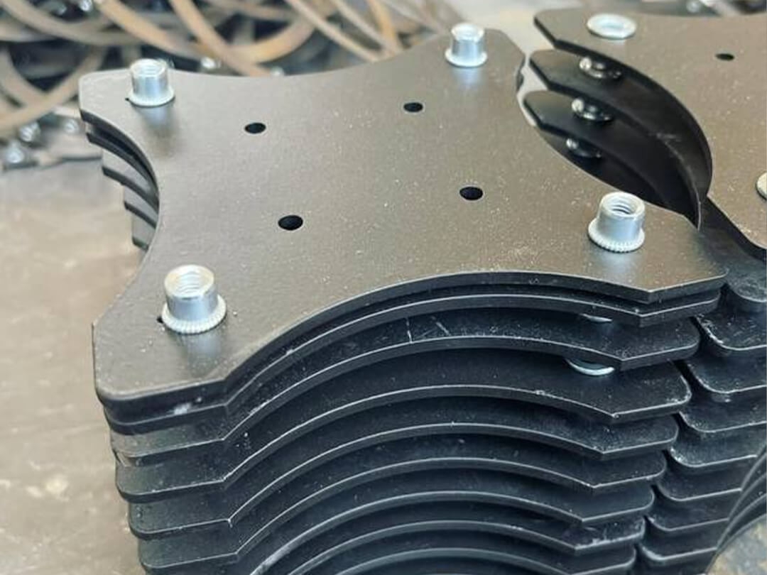 نصب اتصالات پرچی و مونتاژ سخت‌افزار روی پلیت‌های لیزرکات